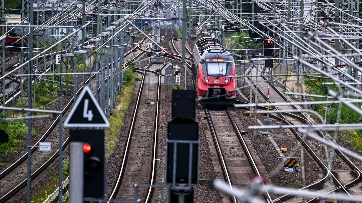 Der VBB erhöht die Sitzplatzkapazitäten auf der RE7. (Archivbild) Foto: Jens Kalaene/dpa