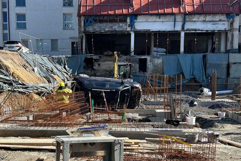 Der Einparkversuch vor einem Bestattungsunternehmen endete in einer Baugrube. Foto: Max Lametz/dpa
