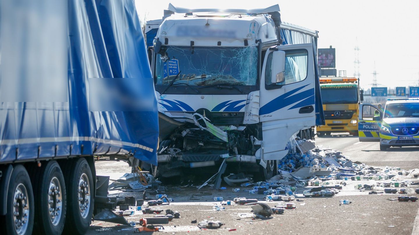 Beschädigte Lastwagen stehen an der Unfallstelle auf der A1 Foto: Thomas Banneyer/dpa