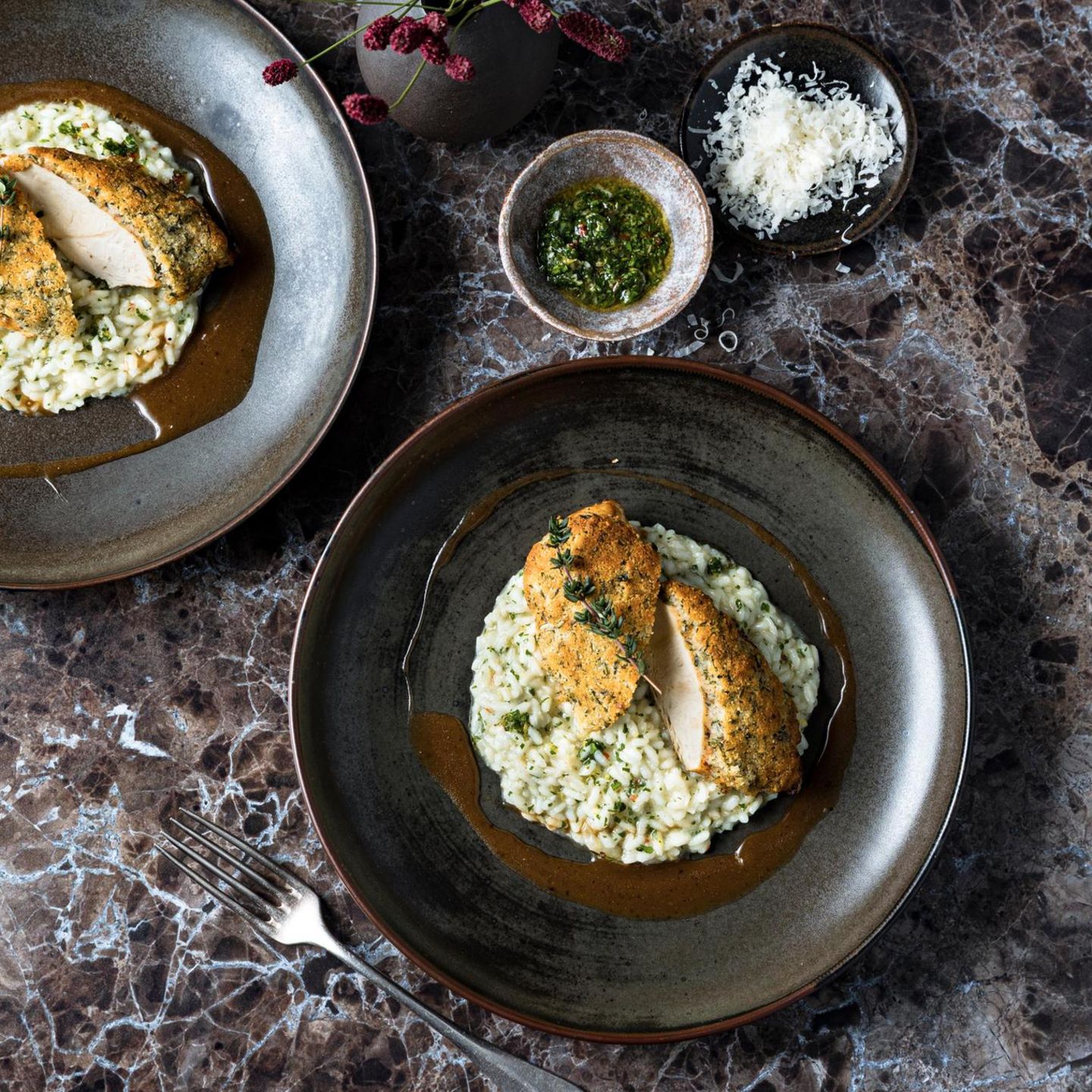 Hähnchenbrust auf Risotto angerichtet