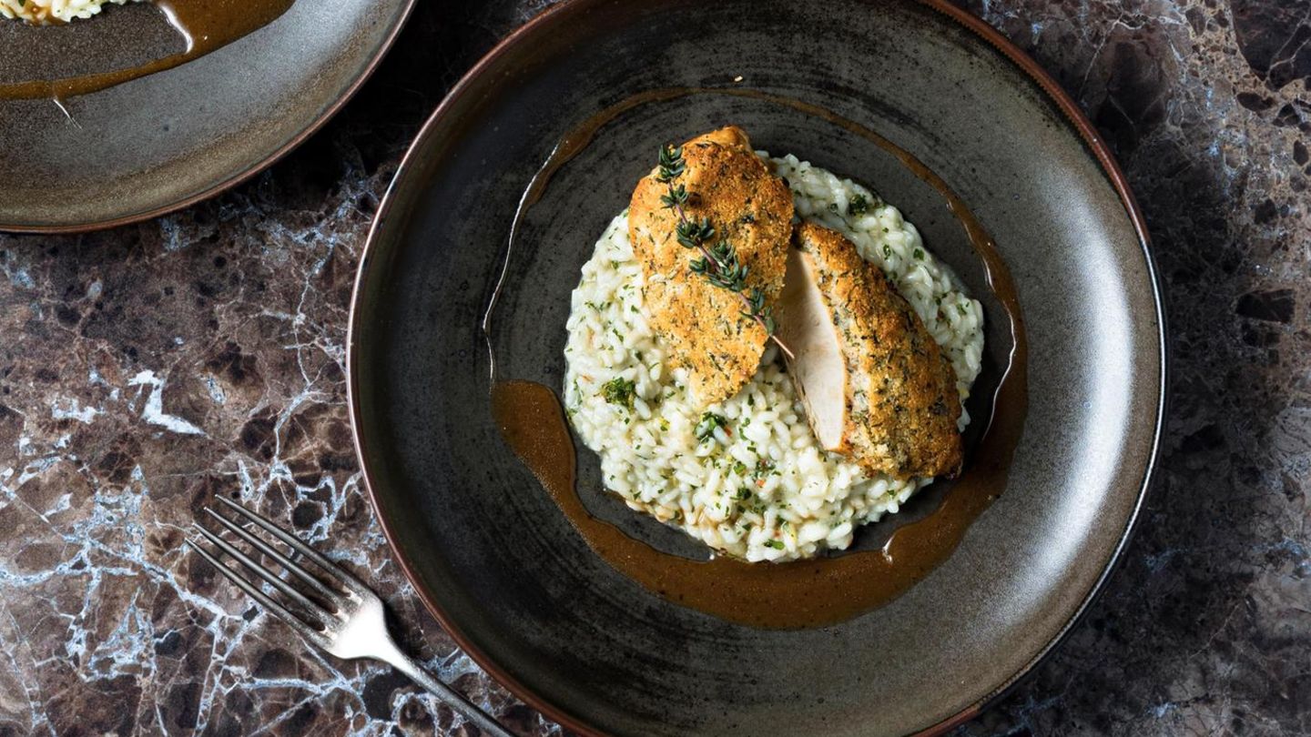 Hähnchenbrust auf Risotto angerichtet