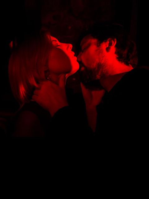 Ein Paar küsst sich in einer romantischen Situation (Symbolbild Affäre)