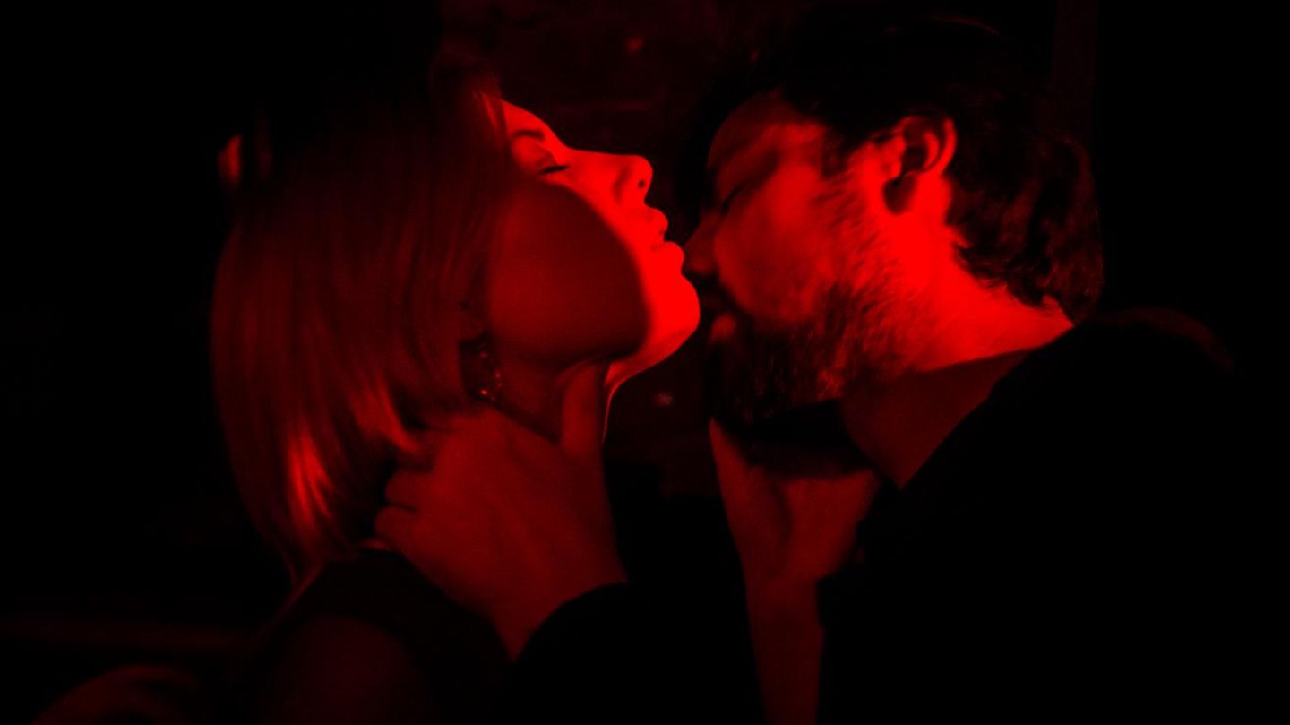 Ein Paar küsst sich in einer romantischen Situation (Symbolbild Affäre)