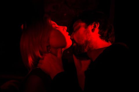 Ein Paar küsst sich in einer romantischen Situation (Symbolbild Affäre)