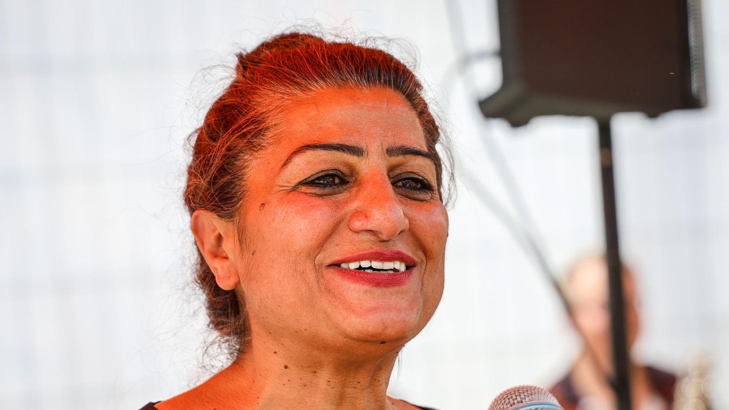 Sahhanim Görgü-Philipp spricht auf einer Veranstaltung in Bremen in ein Mikrofon