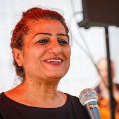 Sahhanim Görgü-Philipp spricht auf einer Veranstaltung in Bremen in ein Mikrofon