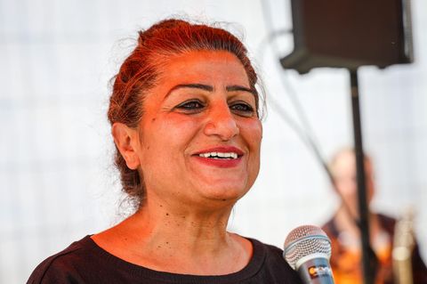 Sahhanim Görgü-Philipp spricht auf einer Veranstaltung in Bremen in ein Mikrofon