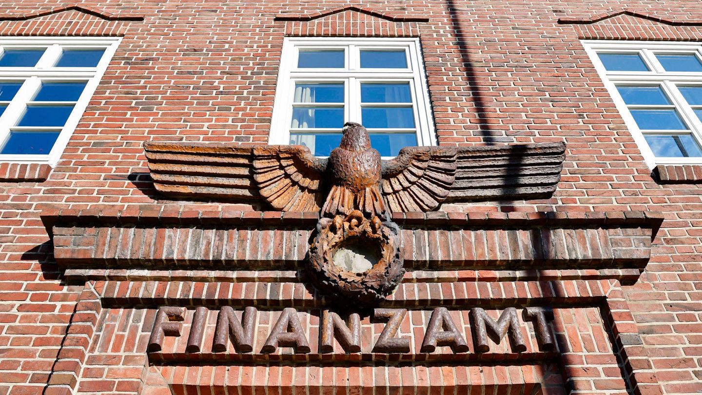 Am Finanzamt in Schleswig hängt auch heute noch ein Reichsadler, nur das Hakenkreuz wurde entfernt. Foto: Frank Molter/dpa