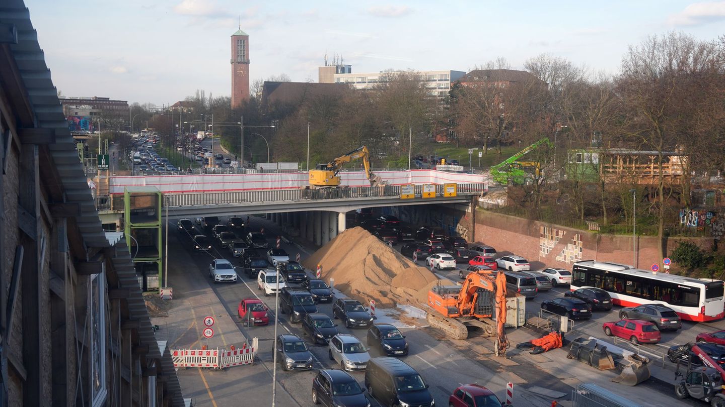 Die vielbefahrene Bürgerweide wird an diesem Wochenende für den Abriss der nördlichen Berlinertordammbrücke voll gesperrt. (Arch