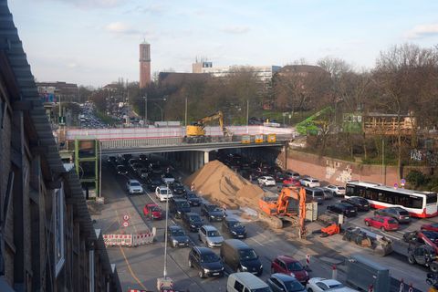 Die vielbefahrene Bürgerweide wird an diesem Wochenende für den Abriss der nördlichen Berlinertordammbrücke voll gesperrt. (Arch