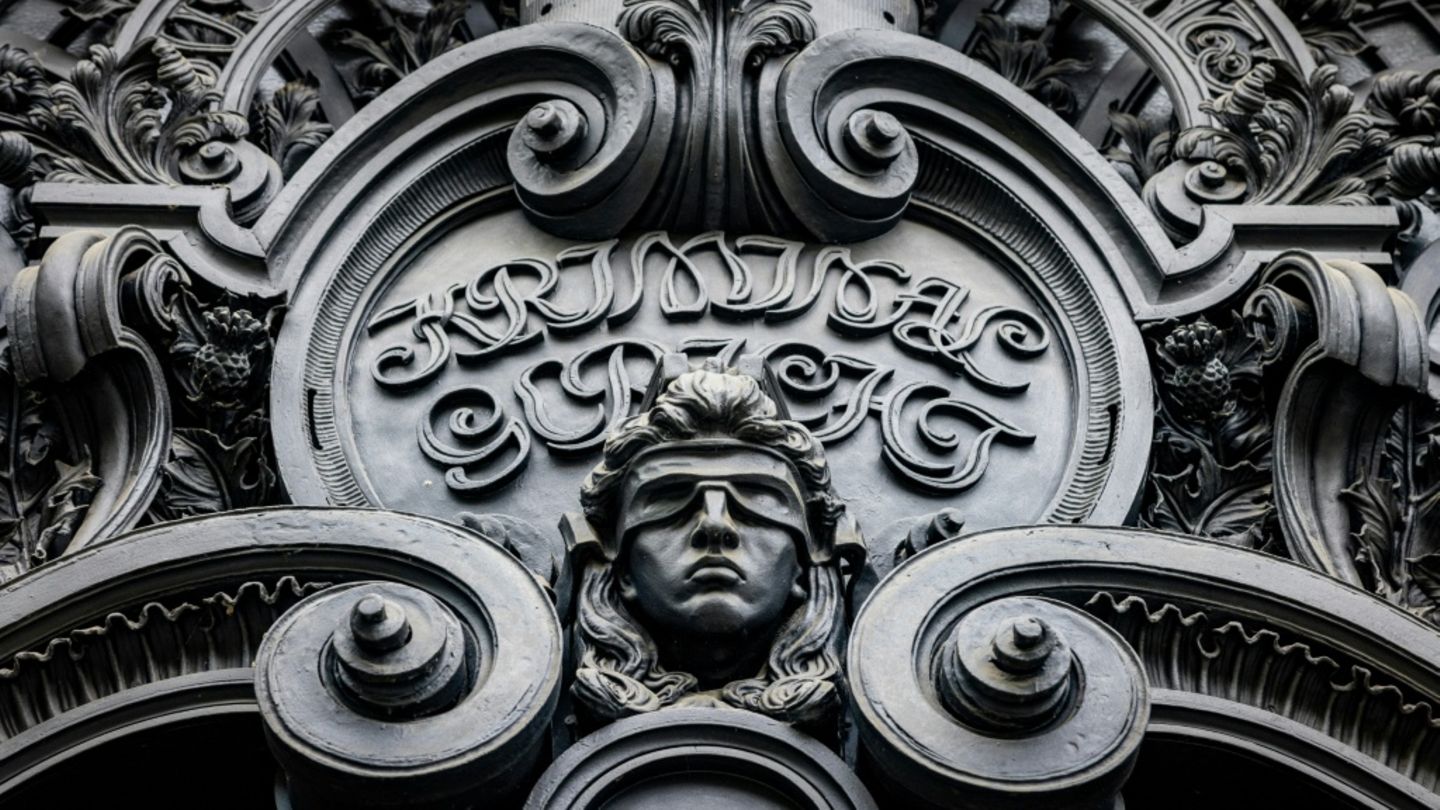 Justitiaplastik an Berliner Landgericht