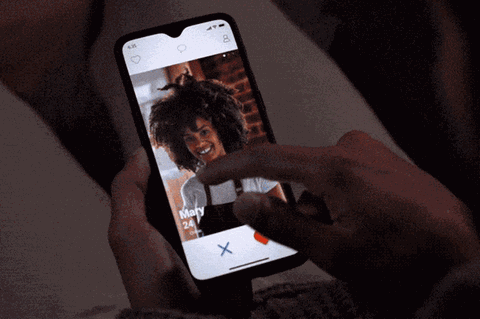 Ein Mann swiped durch Tinder, eine Dating-App