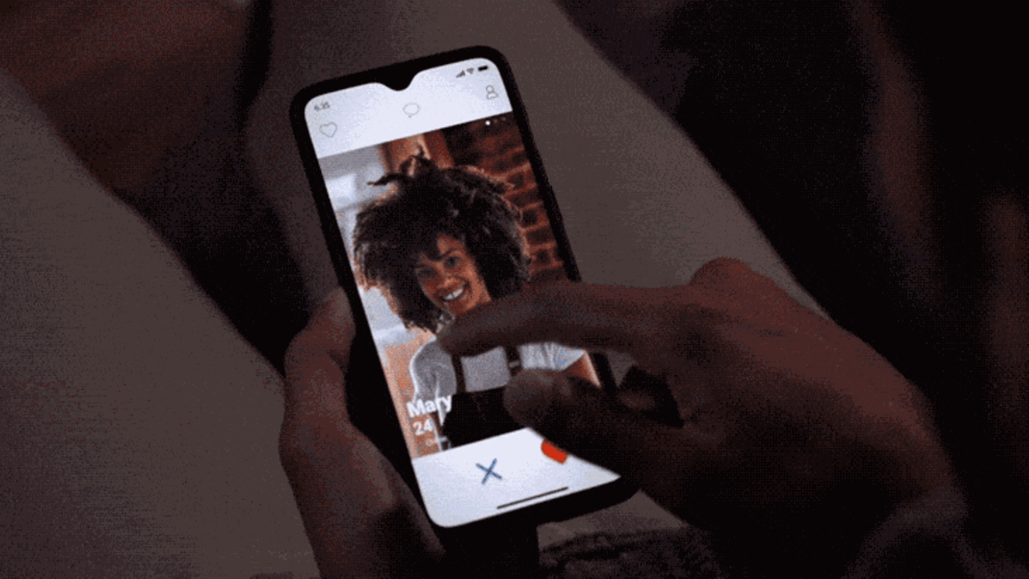 Ein Mann swiped durch Tinder, eine Dating-App