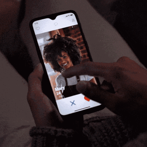 Ein Mann swiped durch Tinder, eine Dating-App