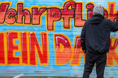 Die Bildungsgewerkschaft GEW in Sachsen unterstützt die Schulstreiks gegen die Wehrpflicht (Archivbild). Foto: Patrick Pleul/dpa