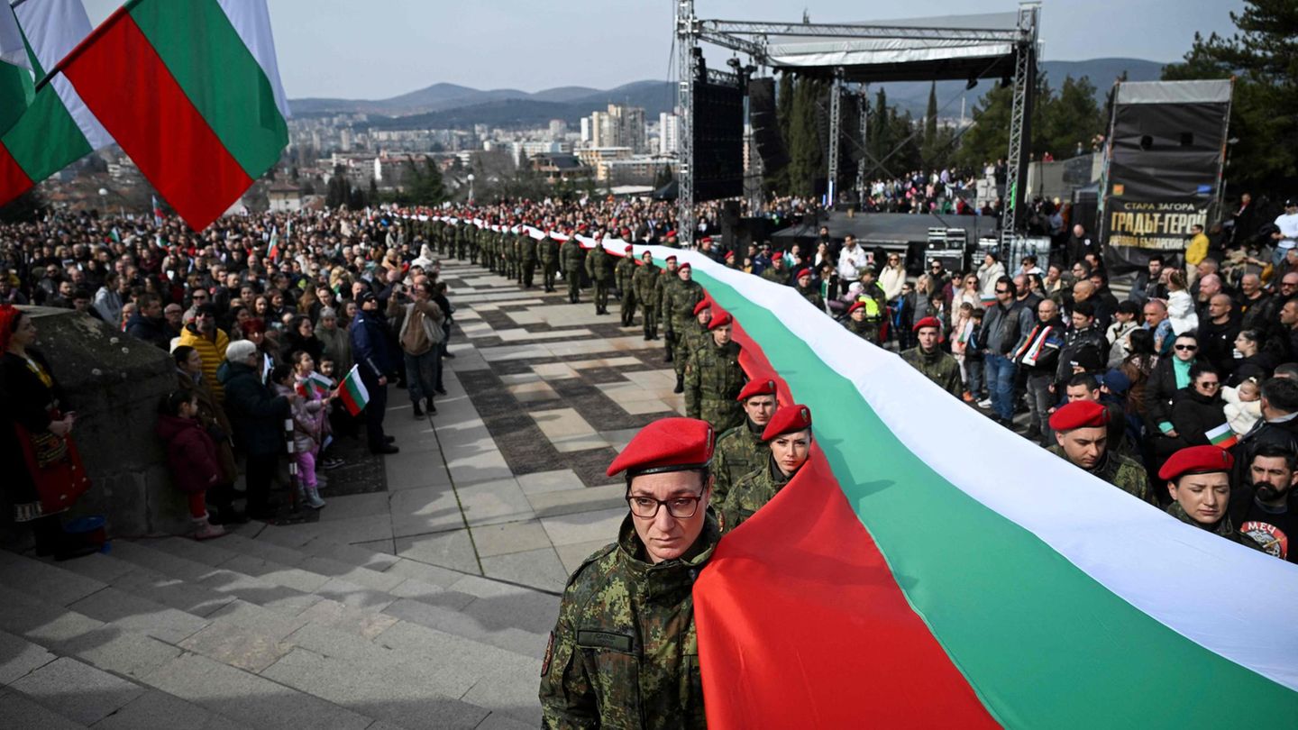 Stara Zagora, Bulgarien. Hier wird die Gründung eines eigenständigen Staates gefeiert. Und das mit einer extra großen Nationalfahne. Am 3. März 1878 befreite sich das Balkan-Land mit der Unterzeichnung des Friedensvertrags zwischen Russland und dem Osmanischen Reich endgültig von der 500-jährigen türkischen Herrschaft und wurde zunächst eingeschränkt unabhängig. 1908 folgte die vollständige Unabhängigkeit.