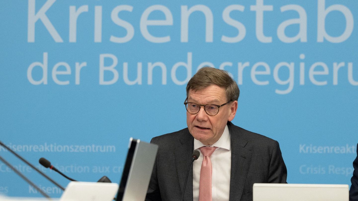 Außenminister Johann Wadephul (CDU) hatte am Montag nach einer Sitzung des Krisenstabes der Bundesregierung Charterflüge zur Rüc