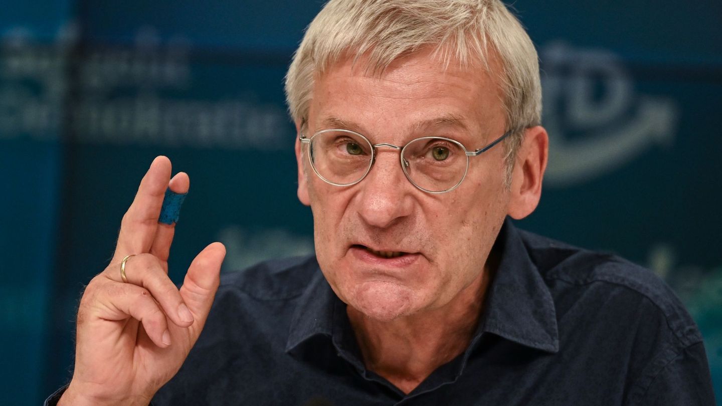 Brandenburgs AfD-Fraktionschef Hans-Christoph Berndt wendet sich gegen die Einstufung der AfD als gesichert rechtsextremistisch.