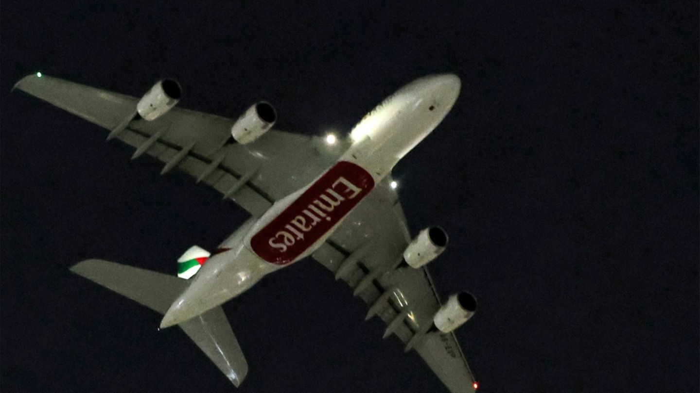 Emirates-Maschine nach dem Start in Dubai Montagabend