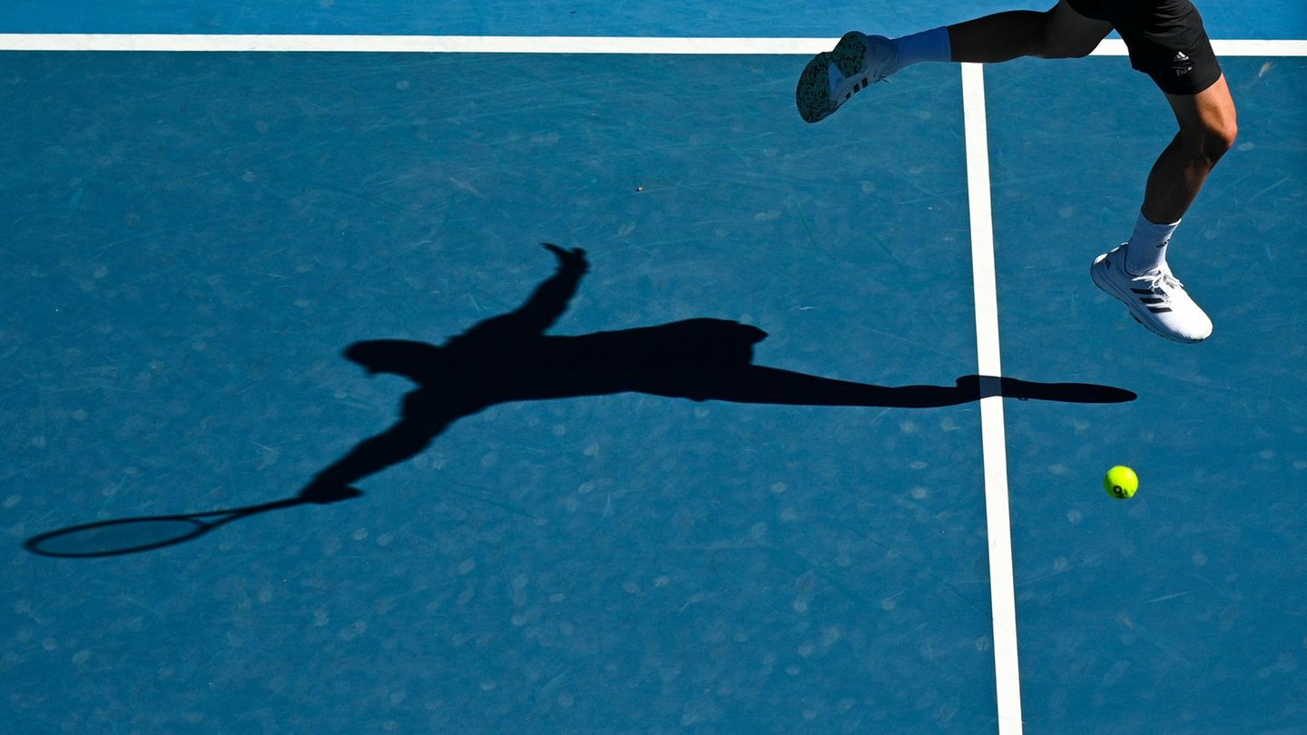 Bei einem Tennis-Turnier in den Vereinigten Arabischen Emiraten kam es zu einer Unterbrechung wegen einer Sicherheitswarnung. (A