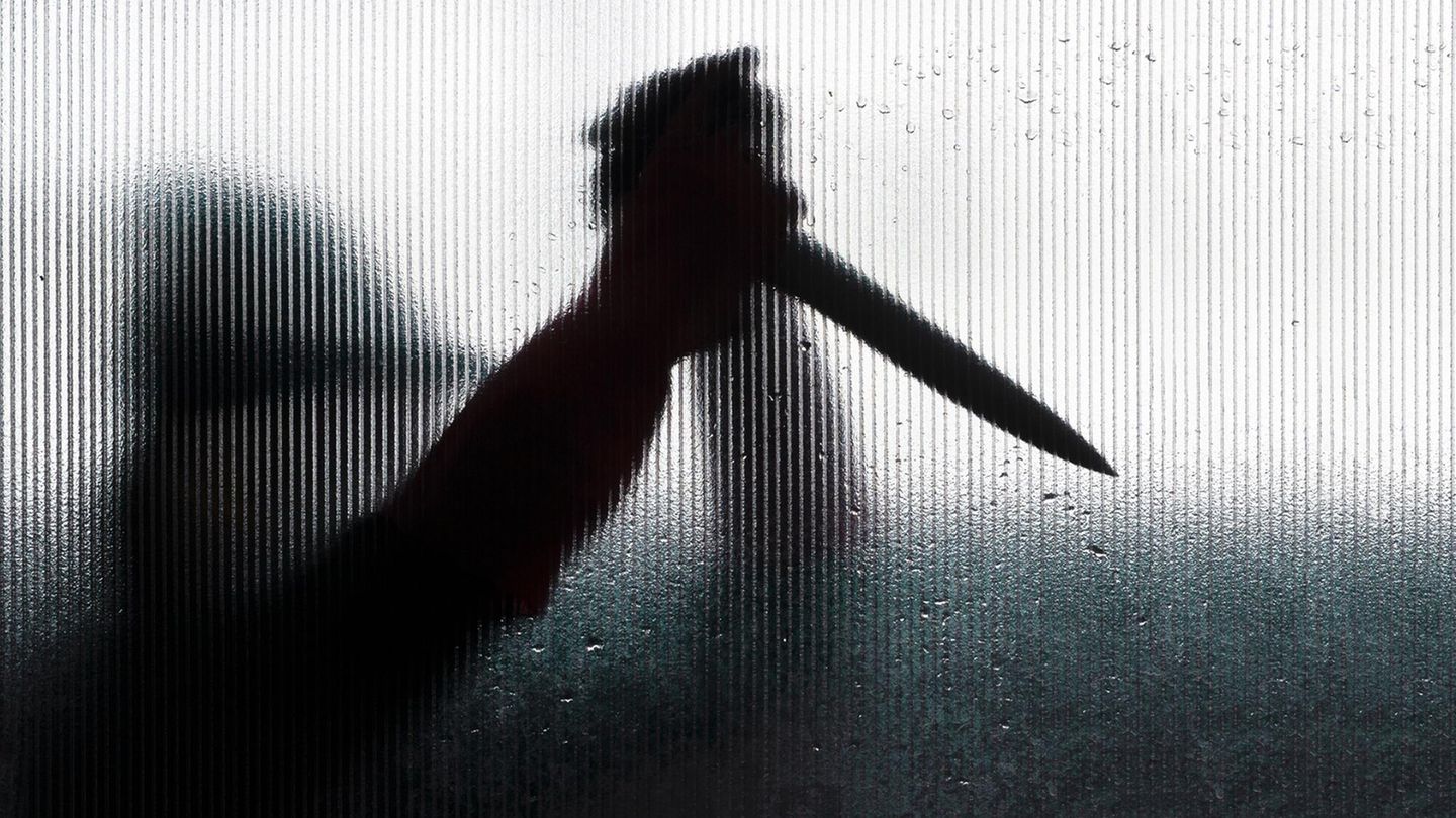 Eine Silhouette einer Hand mit einem Messer