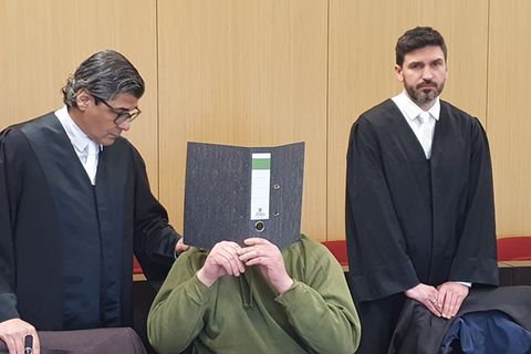 Der Familienvater auf der Anklagebank. Foto: Martin Höke/dpa