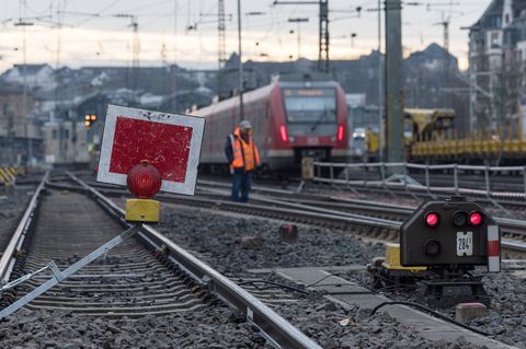 Bahn-Fahrgäste müssen sich auf zahlreichen Linien auf weitere Einschränkungen einstellen. (Archivfoto) Foto: Hannes P. Albert/dp