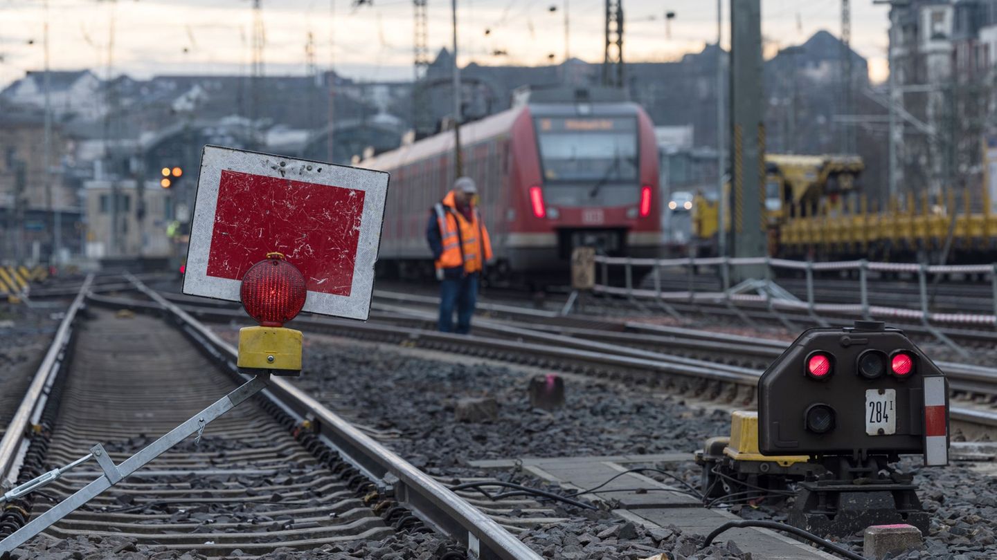 Bahn-Fahrgäste müssen sich auf zahlreichen Linien auf weitere Einschränkungen einstellen. (Archivfoto) Foto: Hannes P. Albert/dp