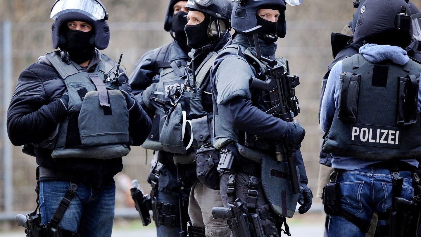 Kriminalität: Haftbefehl: Spezialkräfte nehmen Mann in Wohnung fest