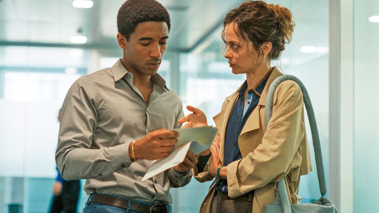 Anna Romano (Gaia Messerklinger) zeigt Kommissar Cavadini (Alberto Malanchino) die Fotos des gestohlenen Caravaggio.