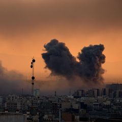 Eine Rauchwolke steigt in Irans Hauptstadt Teheran nach einem amerikanisch-israelischen Militärschlag auf