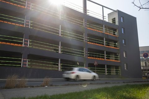 Der Lahn-Dill-Kreis weist eine Mitverantwortung für die Schäden an dem neu gebauten Parkhaus in Wetzlar von sich. Foto: Hannes P