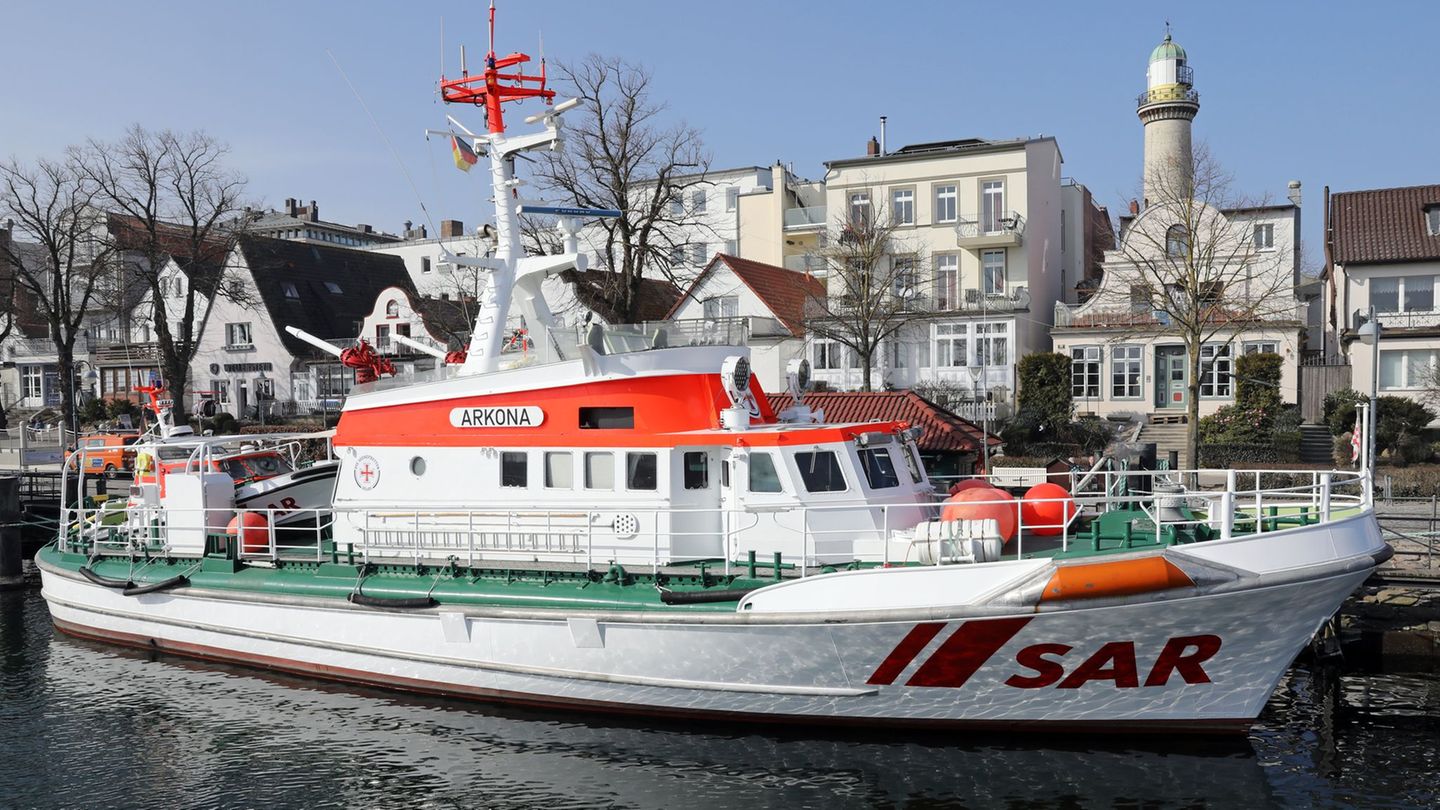 Rettung auf See: Seenotretter bringen schwer kranken Seemann an Land