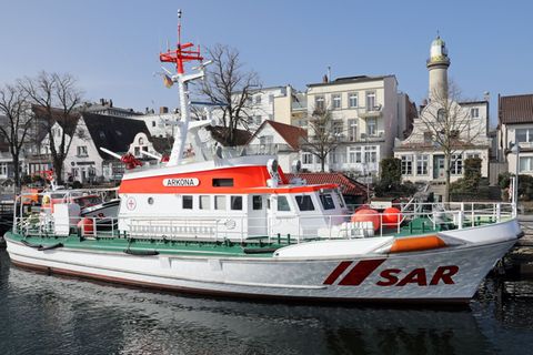 Rettungseinsatz der "Arkona" für einen schwer erkrankten Seemann. (Archivbild) Foto: Bernd Wüstneck/dpa-Zentralbild/ZB