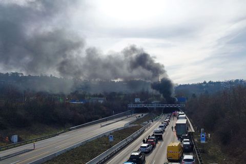 Im Engelbergtunnel entlang der A81 ist ein Brand ausgebrochen - mit weithin sichtbarer Rauchsäule. Foto: Karsten Schmalz/dpa