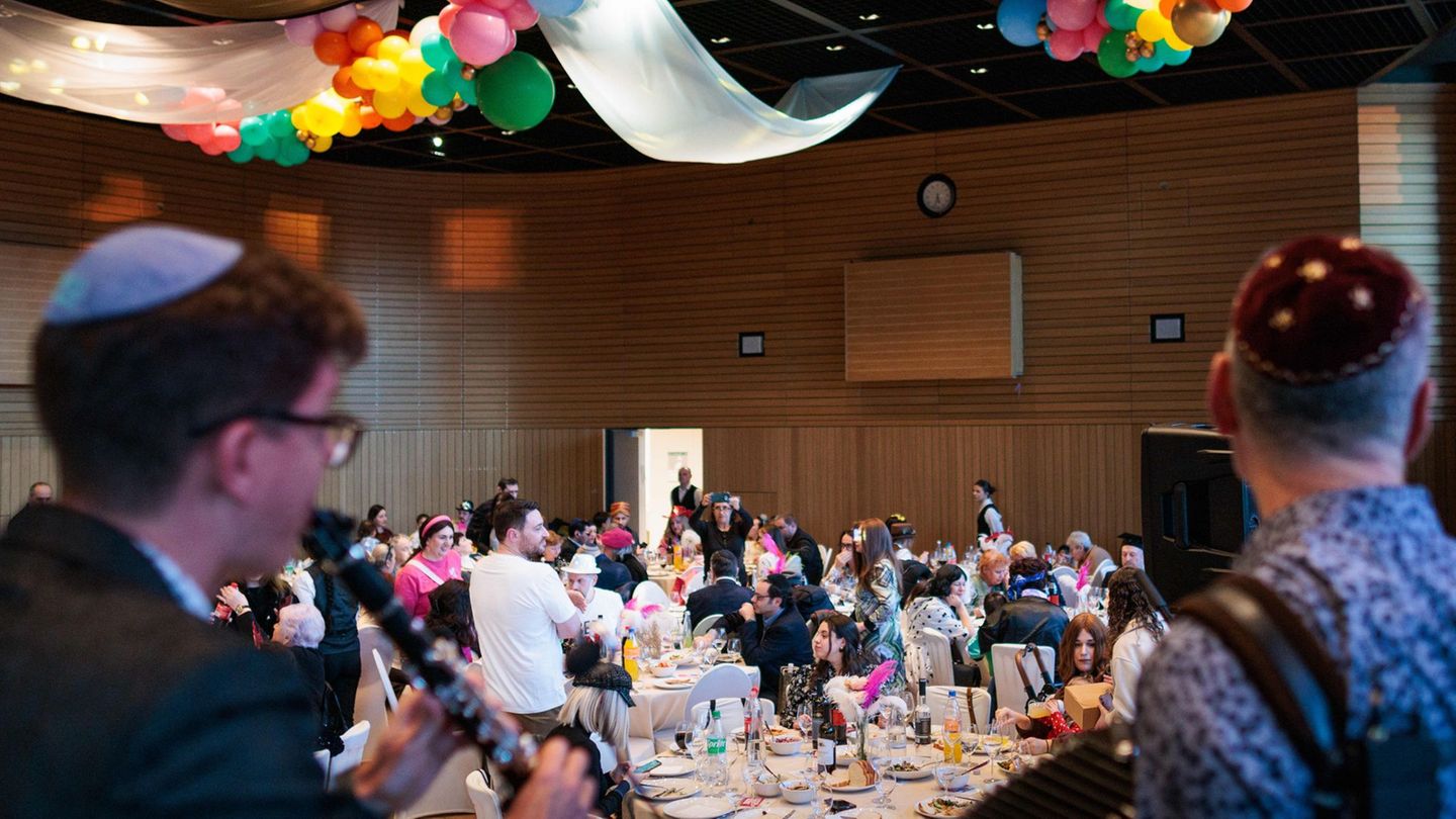 Die Jüdische Gemeinde hat zum Purim-Fest geladen. Foto: Carsten Koall/dpa