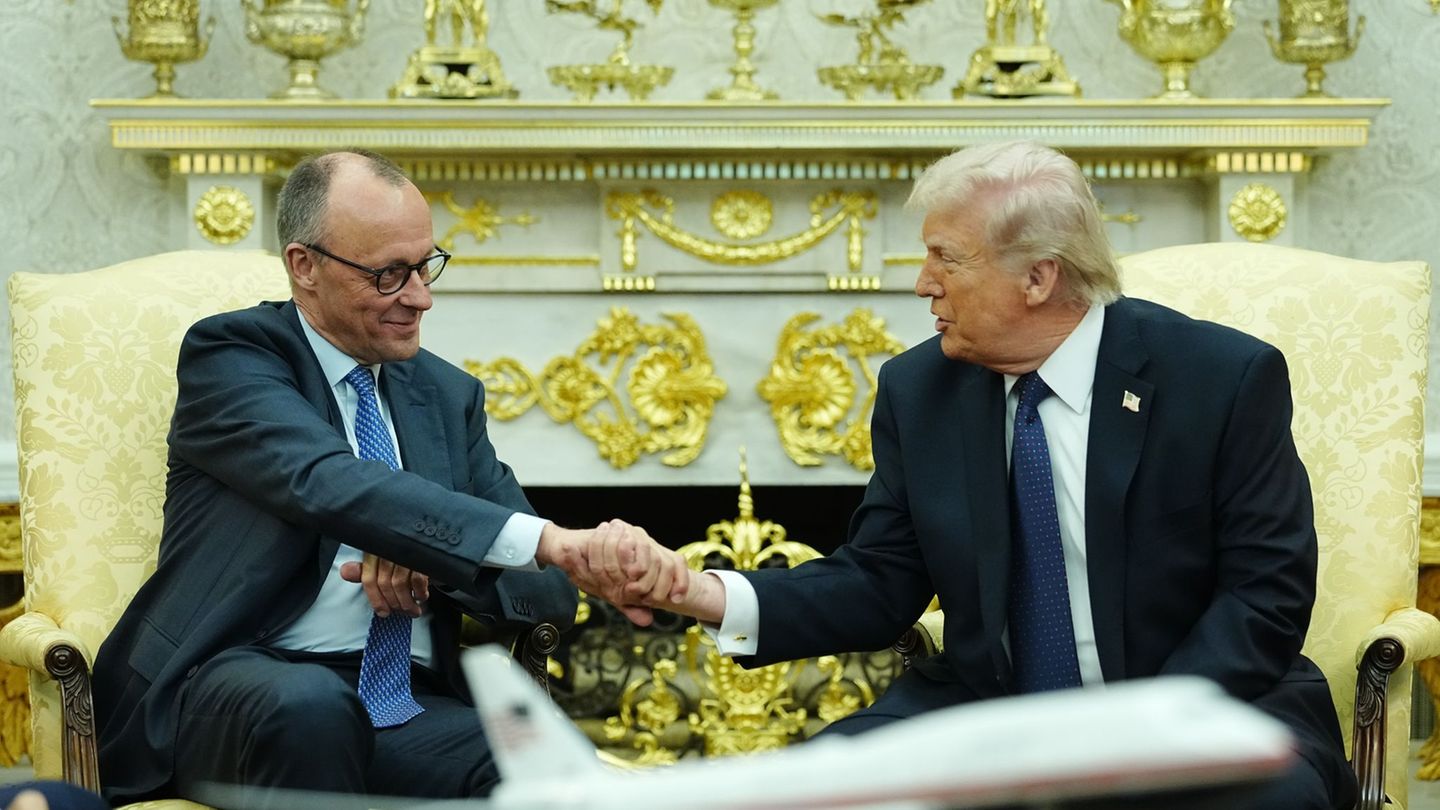 Bundeskanzler Merz (l.) ist von US-Präsident Trump empfangen worden. Foto: Kay Nietfeld/dpa