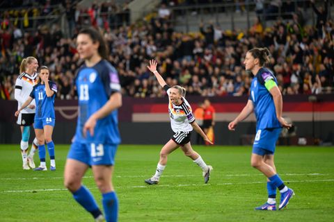 Elisa Senß dreht nach ihrem Tor jubelnd ab. Foto: Robert Michael/dpa