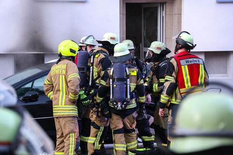 Nach einem Kellerbrand war ein Gebäude in Solingen nicht mehr bewohnbar. Foto: Gianni Gattus/dpa