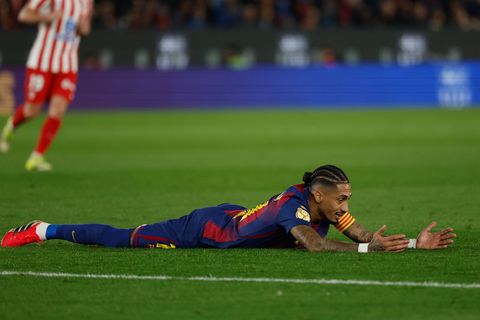 Raphinha und der FC Barcelona sind im Pokal an Atlético Madrid gescheitert. Foto: Joan Monfort/AP/dpa