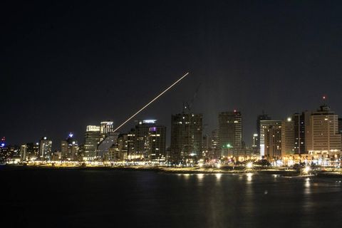 Eine Abfangrakete steigt über der Skyline von Tel Aviv auf