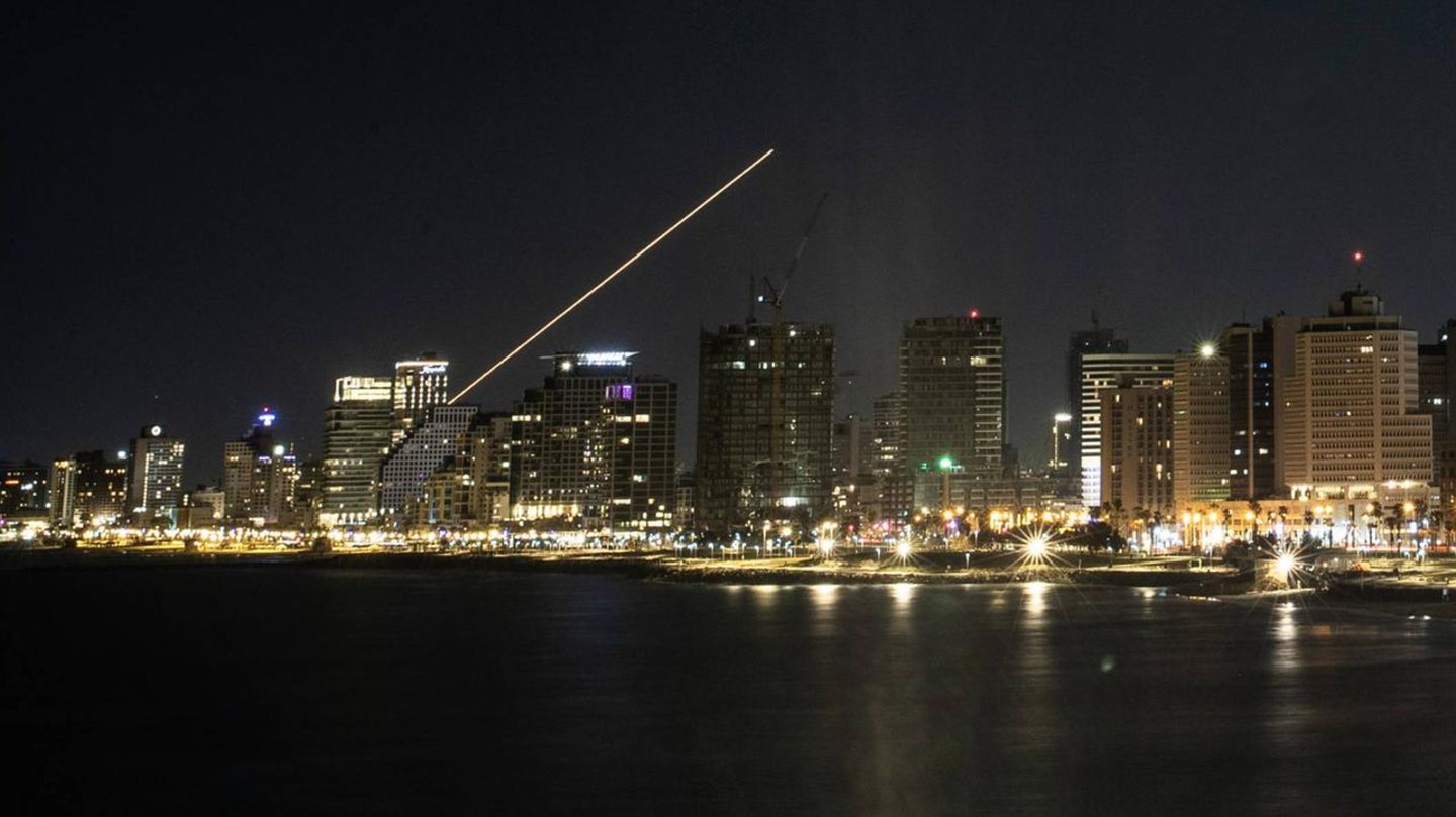 Eine Abfangrakete steigt über der Skyline von Tel Aviv auf