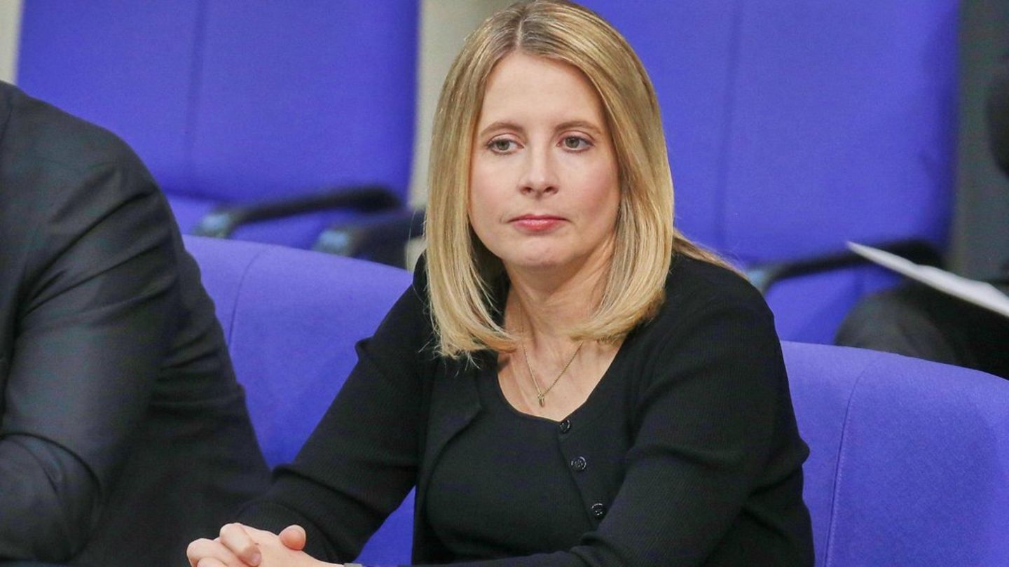 "Herzliche Grüße aus dem Mutterschutz": Bauministerin Verena Hubertz zeigt ihr Baby