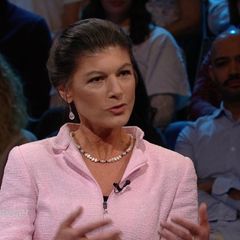 Sahra Wagenknecht spricht gestikuliernd im Maischberger-Talk