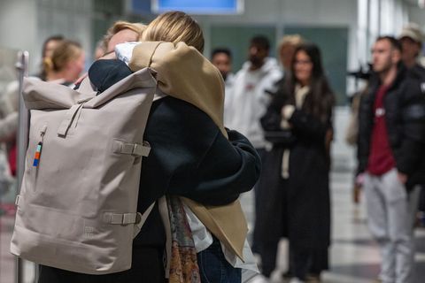 Viele Heimkehrer lagen am Flughafen erleichtert ihren Familien in den Armen. Foto: Armin Weigel/dpa