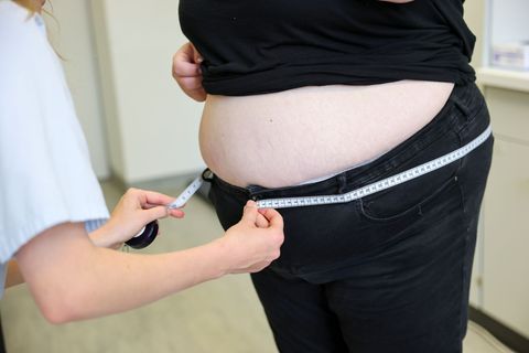 Jahr um Jahr steigt die Zahl an Übergewichtigen, sagt die Krankenkasse IKK Südwest. (Symbolbild) Foto: Jan Woitas/dpa