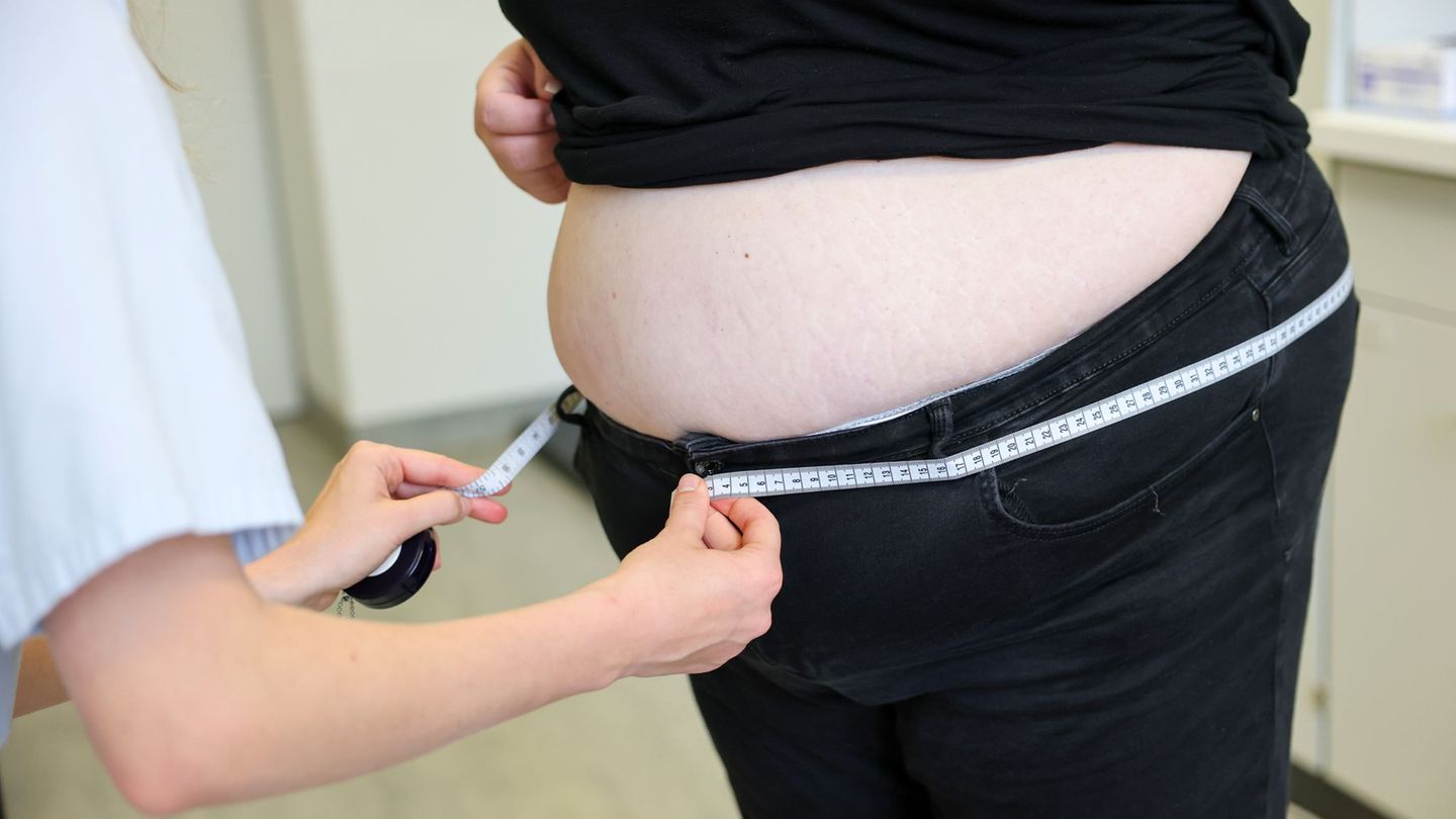 Jahr um Jahr steigt die Zahl an Übergewichtigen, sagt die Krankenkasse IKK Südwest. (Symbolbild) Foto: Jan Woitas/dpa