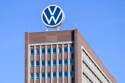 In Wolfsburg kommen am Mittwoch Tausende Mitarbeitende zur Betriebsversammlung zusammen. Foto: Julian Stratenschulte/dpa