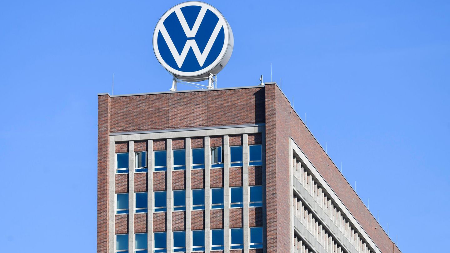 In Wolfsburg kommen am Mittwoch Tausende Mitarbeitende zur Betriebsversammlung zusammen. Foto: Julian Stratenschulte/dpa