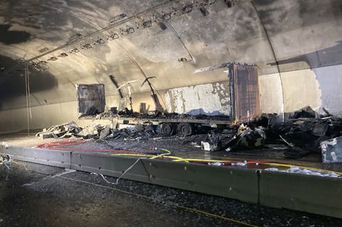 Von dem Anhänger ist nicht viel übriggeblieben. Foto: -/Autobahn GmbH Niederlassung Südwest/dpa